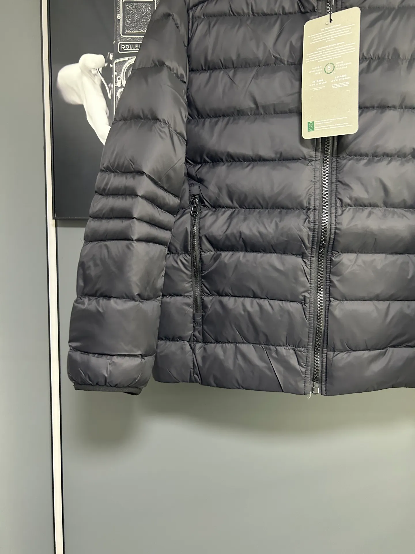 P660 CANADA GOOSE Canada Goose Crofton solid color hooded zipper outdoor warm rib down jacket 90 down filling 750 fill power Tajima embroidery white duck down short lightweight hooded down jacket jacket small zipper pocket on the chest side for storing things The Thorium AR hooded model is versatile, durable and warm. It can be used as a mid-layer in winter and winter, or worn alone. It can also be easily worn with hard-shell clothing in cold environments.     The fabric has been improved with AratoTM30 nylon fabric with fine texture, which is super warm and very wear-resistant. It is also treated with DWR, which can effectively prevent water and moisture.     DownCompositeMapping zone filling technology can reasonably allocate down insulation and synthetic insulation areas. The simple design of StormHoodM is made of synthetic insulation materials. Zippered hand pockets, inner zipper pockets. Combination of technology and technology. Lightweight and warm. Three-dimensional tailoring. Hooded design. Complete three-label accessories. What you see is what you get. Same style for men and women. Color: off-white. Size: M-3XL.